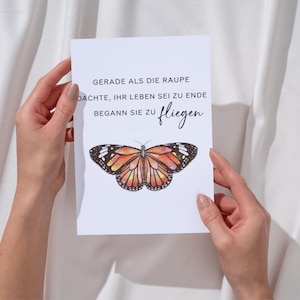 Könnte beinhalten: Ein Set aus drei Keramikbechern mit gesprenkelter, matter Oberfläche. Die Becher sind in Creme-, Hellgrau- und Dunkelgrautönen gehalten. Jeder Becher hat ein schlichtes, minimalistisches Design und einen abgerundeten Henkel.