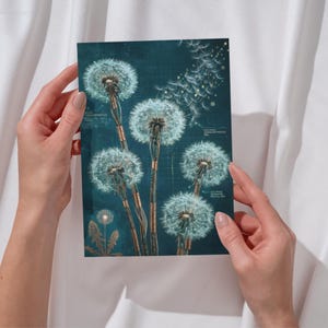 Puede incluir: Un juego de tres tazas de cerámica con un acabado mate moteado. Las tazas son de color crema, gris claro y gris oscuro. Cada taza tiene un diseño simple y moderno y un asa redondeada.