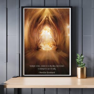 Puede incluir: Una cita motivacional de Neville Goddard: "Werde still, sehe es vor dir, und fühle es bereits als wahr." La cita se muestra en un fondo dorado con una luz brillante que emana del centro.
