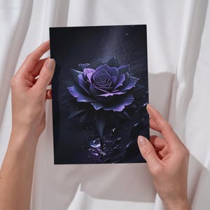 Poster Lila Rose Kunstdruck Mystische Blume Wandbild Dark Fantasy Postkarte Gothic Deko Schlafzimmer Floral Elegant Sternenstaub Magie