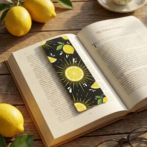 Marcapáginas con estampado de limón - Accesorio para libros de verano con frutas - Frutas amarillas sobre fondo negro - Pequeño regalo para amantes de la lectura