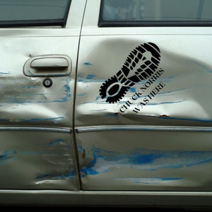 Grappige Chuck Norris-sticker | Auto muursticker vinyl weerbestendig | Humor Auto Decoratie | Cadeau-idee | 15-25 cm | Direct beschikbaar