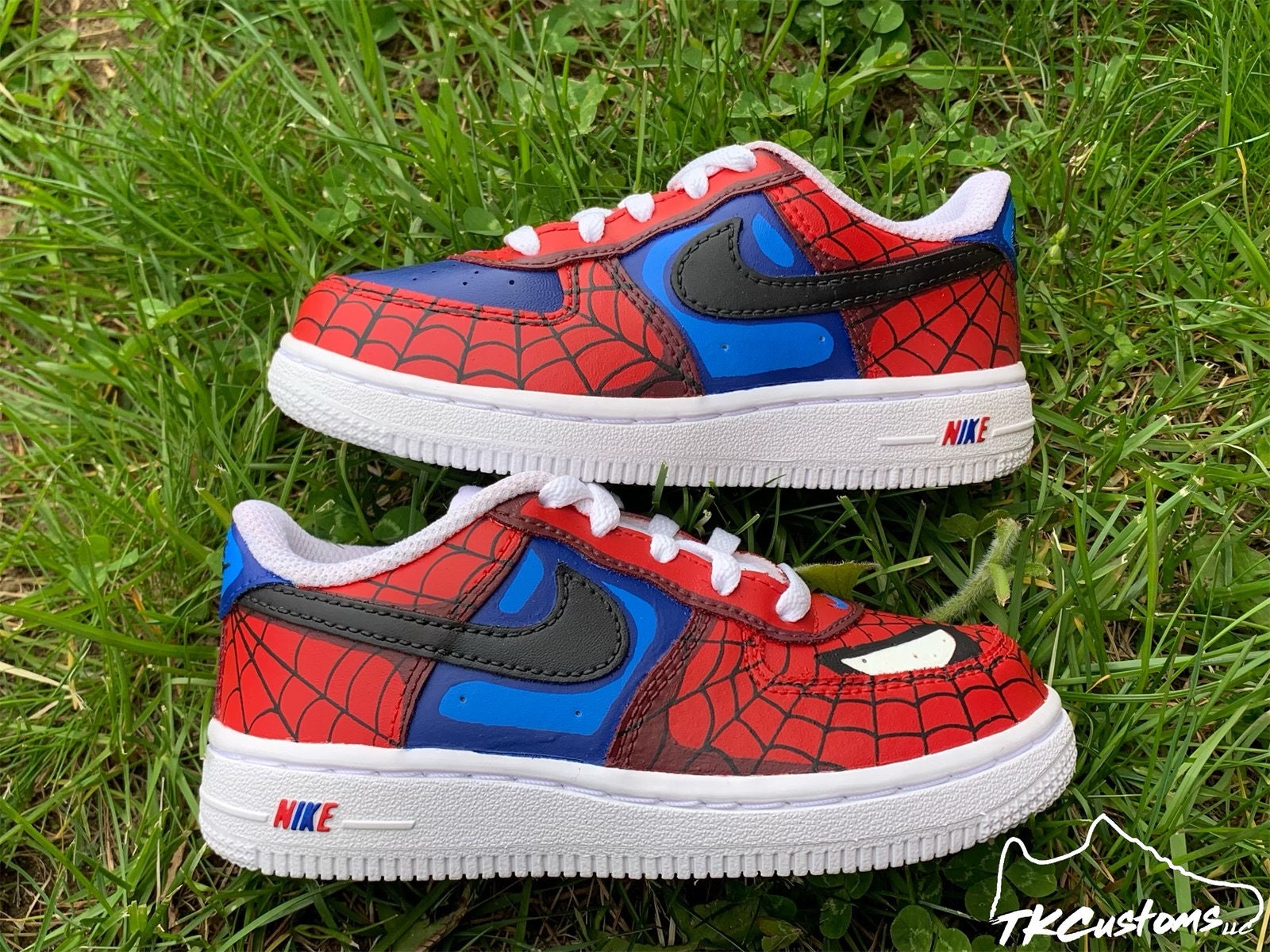 Кроссовки найк человек паук. Nike Spider man. Парные кроссовки найк человек паук. Найк человек паук вышивка. Значок найк с человеком пауком.