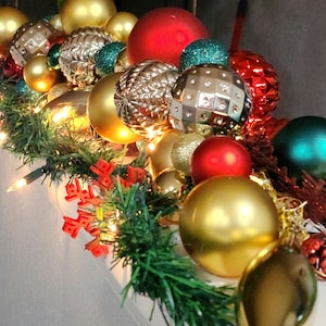 Snow Flake Christmas Decorations, Cabinet decor, Snowflake Ornaments, Family Christmas Decorations, Christmas gifts, Christmas Light bracket