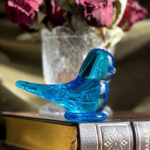 Vintage Lovely Bluebird Of Happiness art glass figurine/ Blue bird paperweight / Handblown Blue Glass Bird Figurine