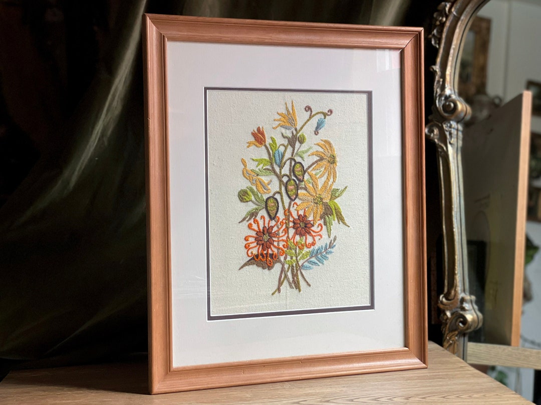 Broderie Crewel 1979 - Monarque Des Prés Au Coucher Du Soleil, Encadrée, Sunset Designs USA