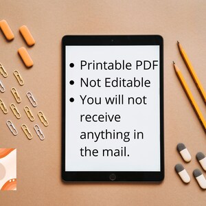 Puede incluir: Una tableta negra muestra el texto: "PDF imprimible, No editable, No recibir&aacute; nada por correo." Tambi&eacute;n se muestran gomas de borrar naranjas, clips, l&aacute;pices y gomas de borrar grises y blancas sobre una superficie beige.