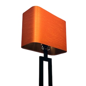 NUR LAMPENSCHIRM, Orangefarbener Lampenschirm aus Seidenimitat mit gebürstetem Kupferfutter, handgefertigter, auf Bestellung gefertigter Rechteck-Lampenschirm mit abgerundeten Ecken