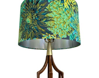 SOLO PANTALLA DE LÁMPARA, Pantalla de lámpara con estampado floral de crisantemos y forro plateado cepillado, pantalla de lámpara hecha a mano, pantalla de lámpara cilíndrica, pantalla de lámpara con flores verdes