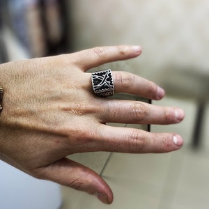 Anillo de espada de plata hecho a mano, anillo de daga, joyería de espada, espada de plata, anillo de banda ancha de espada especial, anillo de sello de hombres