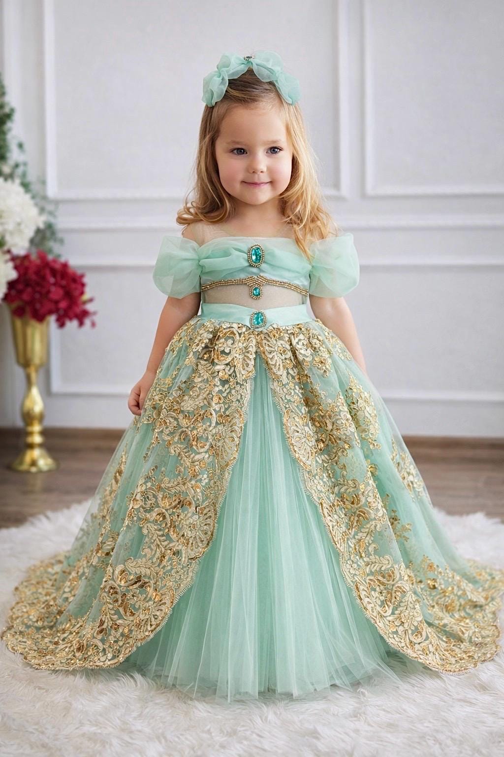 ミントグリーンのプリンセスドレス、ゴールドの刺繍入り、チュール素材