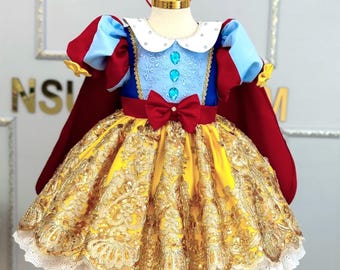 女の子のゴールドの輝きのドレス。ゴールドのスパンコールのドレス