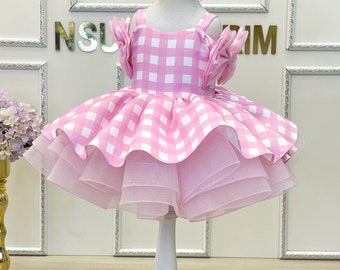 Barbie-jurk. Barbiejurkje voor een babymeisje. Feestjurk. Roze Barbi-jurk. Barbie-kostuum. Outfit Voor speciale gelegenheid.