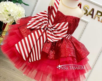 Rode kerstjurk met lovertjes, strik van snoepriet, haaraccessoire