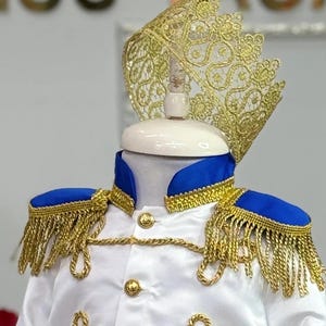 Prince Suit hair accessory close up