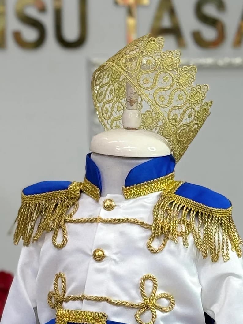 Prince Suit hair accessory close up