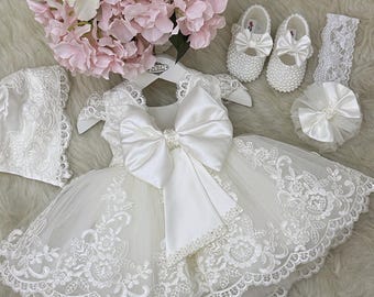 Completo da battesimo per bambina con cappellino, scarpine e fascia per capelli.