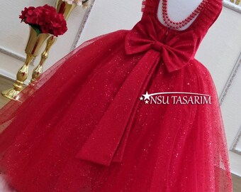 Abito da damigella d'onore in tulle rosso con cerchietto, perfetto per feste di compleanno.