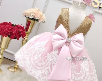 Vestido de menina. Para ocasiões especiais. Vestido de aniversário de menina. Vestido de 1º aniversário. Vestido de paetê dourado.