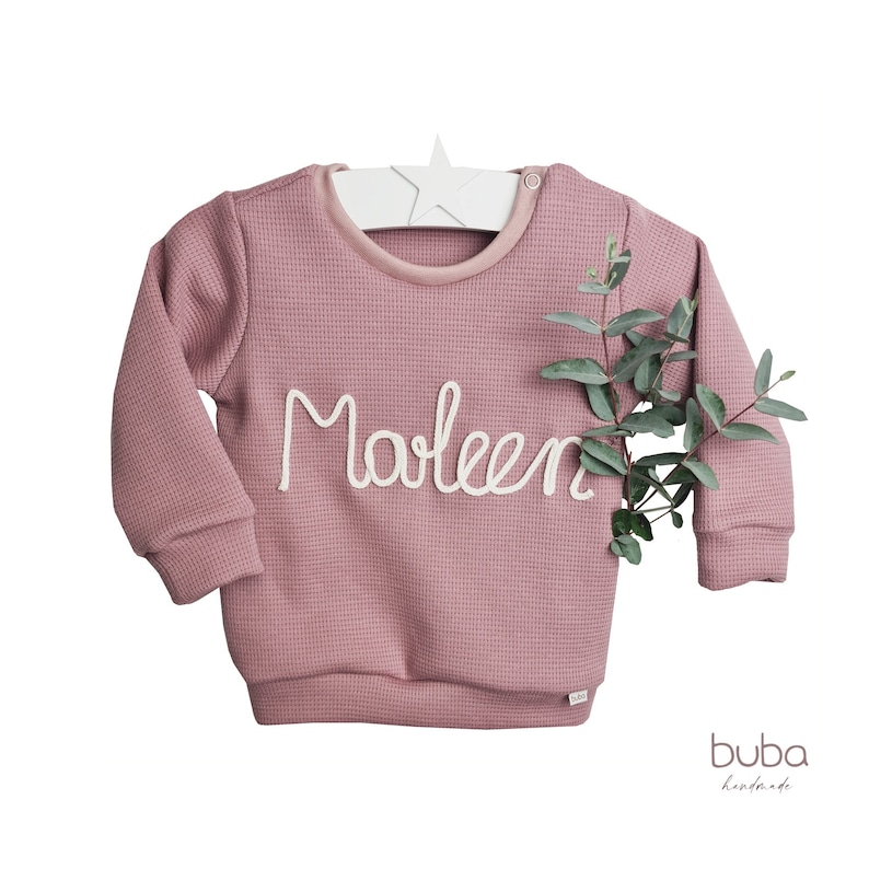 Sweater Pullover aus Waffelstruktur mit Kordelschrift Name Zahl personalisiert Beere