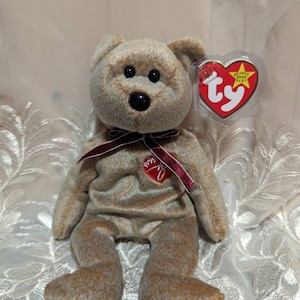 Ty Beanie Babies - 1999 Signature Bear The Tan Bear mit roter Schleife - Vintage Plüschtier. (22 cm)