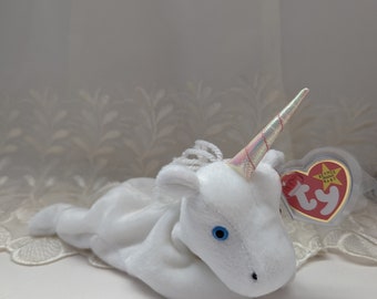 Könnte beinhalten: Weißer Plüsch-Einhorn-Beanie Baby mit einem blauen Auge und einem silbernen und rosafarbenen Horn. Der Beanie Baby hat ein Ty-Etikett mit den Worten "Beanie Babies" und einem roten Herzen.
