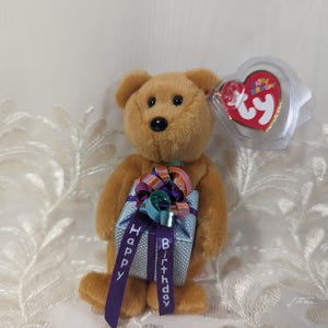 Ty Beanie Baby - Feliz Aniversário, o Urso com Presente (13 cm) *Pequeno*