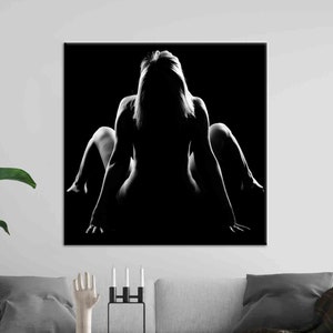 Pu&ograve; includere: Fotografia in silhouette in bianco e nero di una persona che posa in posizione seduta.