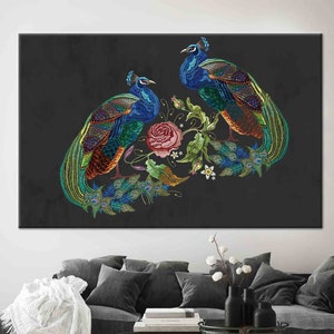 Arte de pared con bordado de pavo real, pájaro exótico y flores sobre fondo negro. Impresión de bordado de pavo real. Arte de pared con bordado.