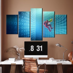 Op de afbeelding: Vijfdelig wandkunstwerk met een digitaal ontwerp. Het kunstwerk toont een figuur die aan een touw klimt tegen een achtergrond van binaire code in blauwtinten. Een computermonitor toont de tijd als 20:31 uur.