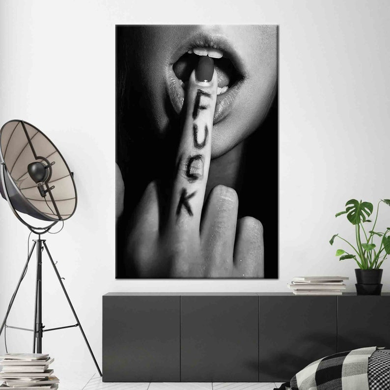 Kvinna med långfinger på canvas: Erotisk väggkonst - Dekor för vuxna bild 1