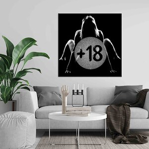 Pu&ograve; includere: Foto in bianco e nero di una coppia in silhouette con un cerchio che contiene il testo +18 al centro.