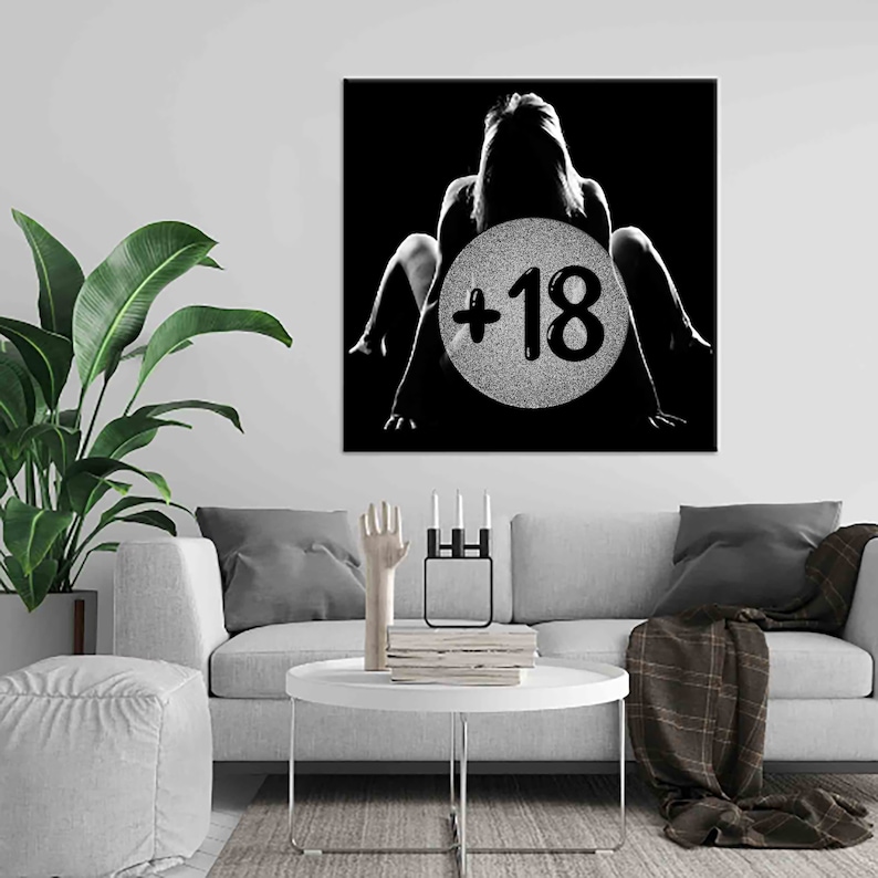 Pu&ograve; includere: Foto in bianco e nero di una coppia in silhouette con un cerchio che contiene il testo +18 al centro.