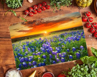Tabla de cortar con vista al campo de Bluebonnet: tabla de cortar con paisaje floral