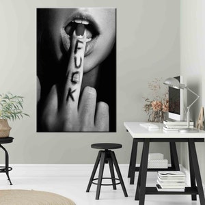 Kvinna med långfinger på canvas: Erotisk väggkonst - Dekor för vuxna bild 3