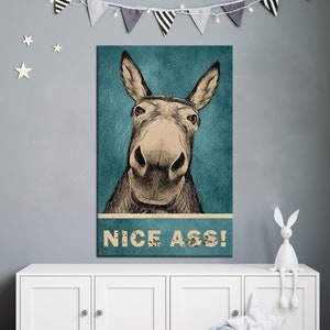 Könnte beinhalten: Ein blaugrüner Poster mit einer Zeichnung eines Eselskopfes. Der Esel schaut den Betrachter direkt an und lächelt. Der Text "NICE ASS!" ist in Weiß am unteren Rand des Posters gedruckt.