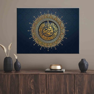 Puede incluir: Una impresi&oacute;n art&iacute;stica en lienzo con caligraf&iacute;a &aacute;rabe dorada dentro de un dise&ntilde;o circular ornamentado. La obra de arte est&aacute; sobre un fondo azul oscuro con un sutil patr&oacute;n geom&eacute;trico. La impresi&oacute;n se muestra sobre un mueble de madera con jarrones decorativos.