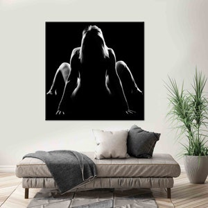 Pu&ograve; includere: Fotografia in bianco e nero della silhouette di una persona in una posa seduta.