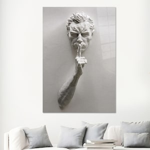 Pu&ograve; includere: Una scultura in gesso bianco di una testa e un braccio di uomo, con l'indice della mano destra alzato alle labbra in un gesto di silenzio.