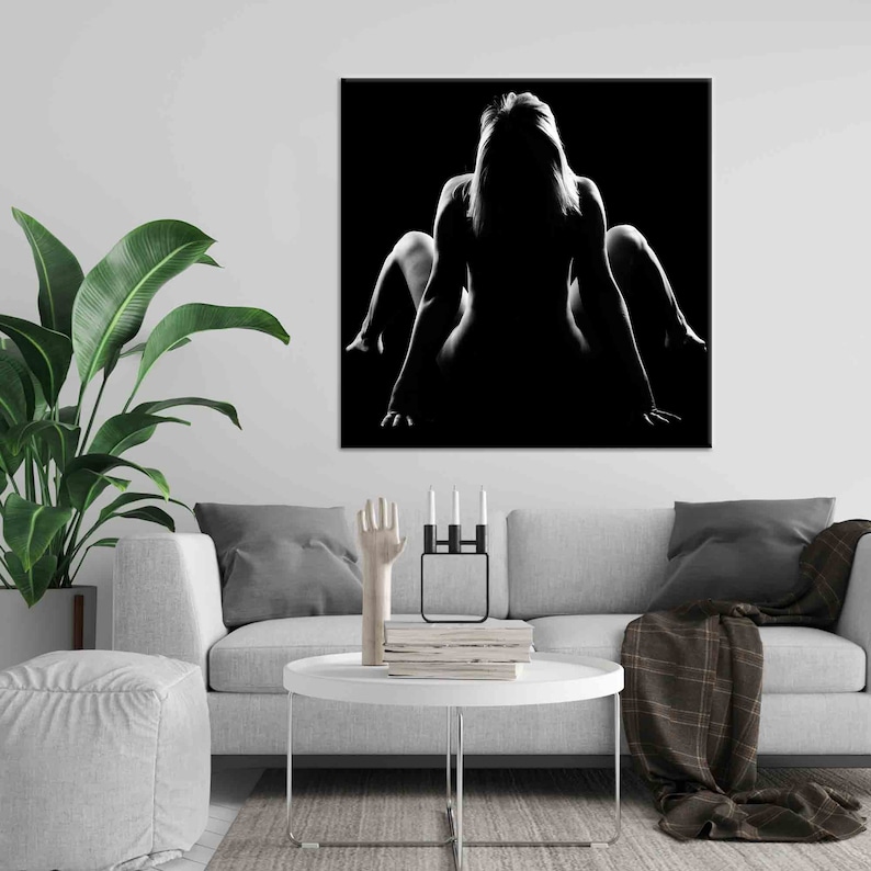 Pu&ograve; includere: Fotografia in silhouette in bianco e nero di una persona che posa in posizione seduta.