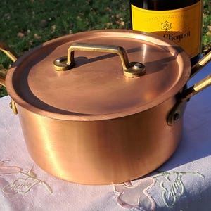 Robust enhörningsstämplat kopparkokkärl tillverkat i Belgien. Kokgryta i koppar med mässingshandtag (diameter 16 cm - 1 385 kg). Mycket gott skick.