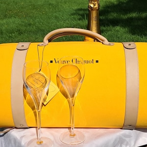 Rare  Vintage Veuve Clicquot champagne picnic bag with two original Veuve Clicquot flutes - very good condition