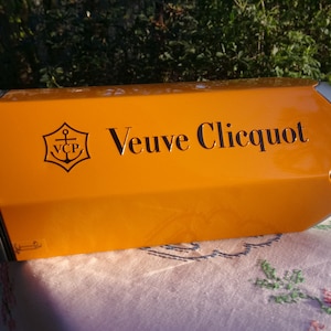 Champagne box Veuve Clicquot in the shape of a  pen.