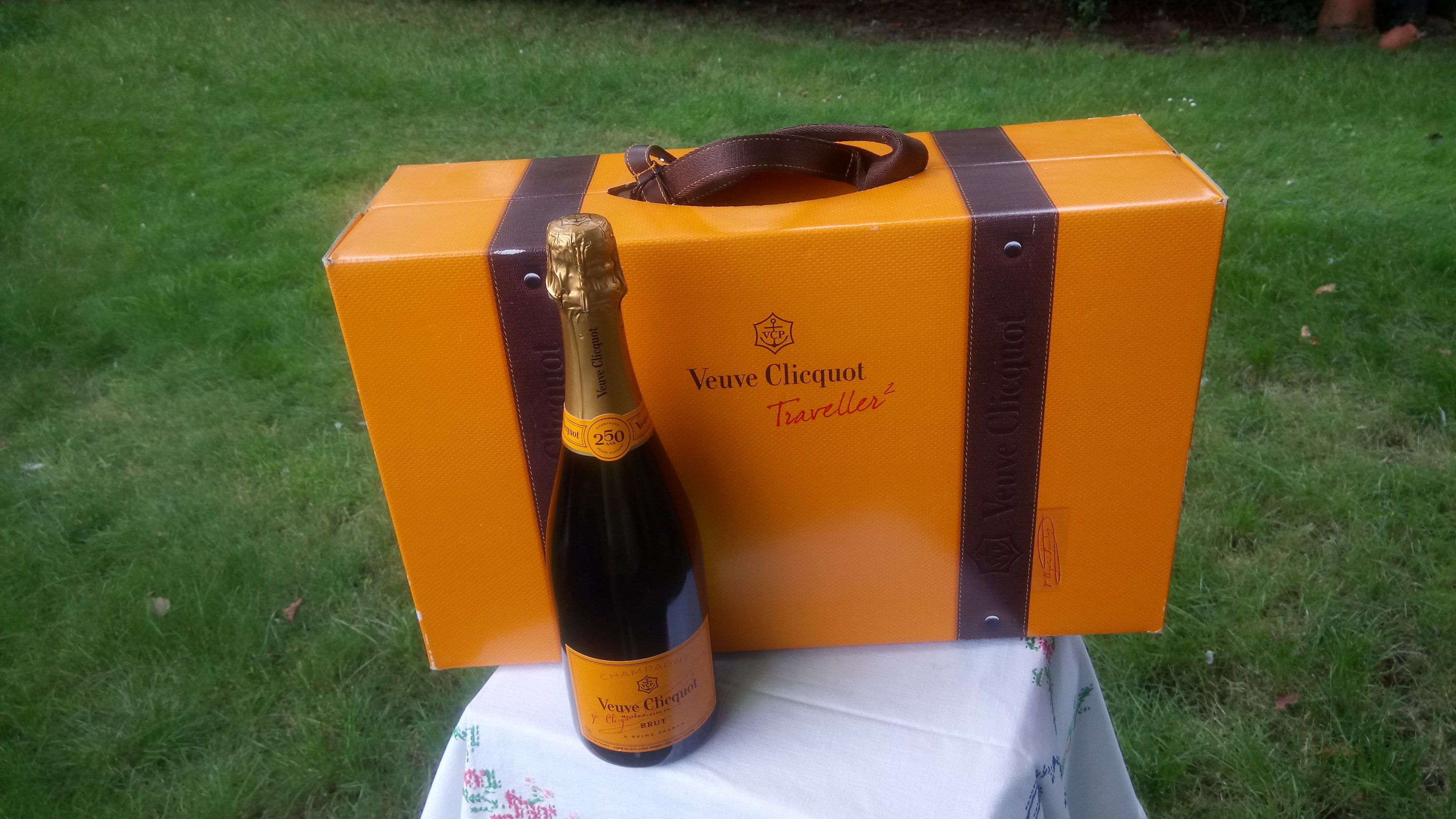 Veuve Clicquot ケース RARE VEUVE CLICQUOT CHAMPAGNE SILVER METAL SUITCASE TRUNK