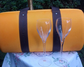 Seltene Champagner-Picknicktasche von Veuve Clicquo mit zwei originalen Veuve Clicquo-Flöten
