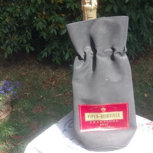 Mooie Piper Heidsieck champagne geïsoleerde reisfleshouder