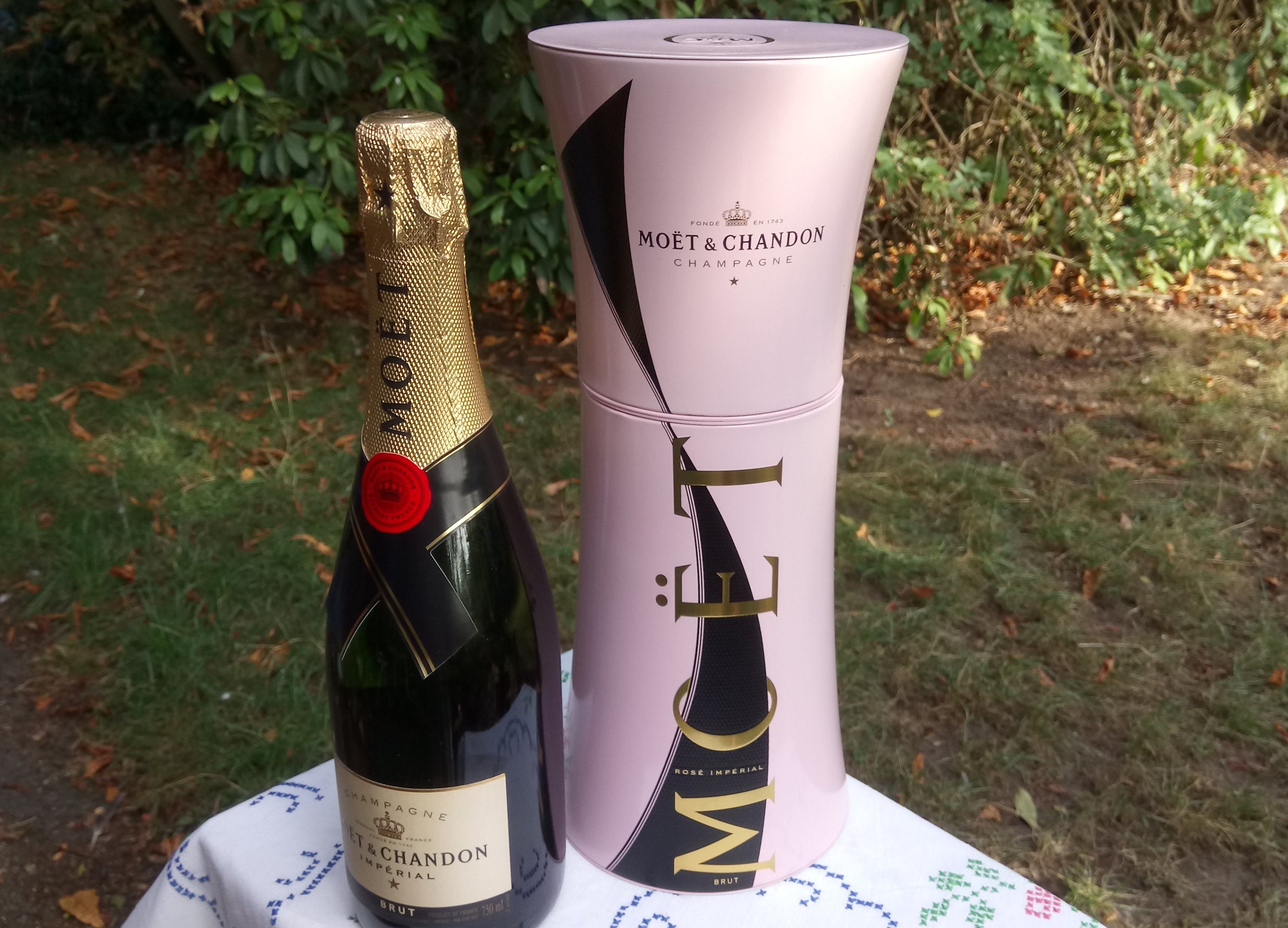 Moet & Chandon Rose Imperial (6 x 187ml Mini Bottles with Pink Sippers)