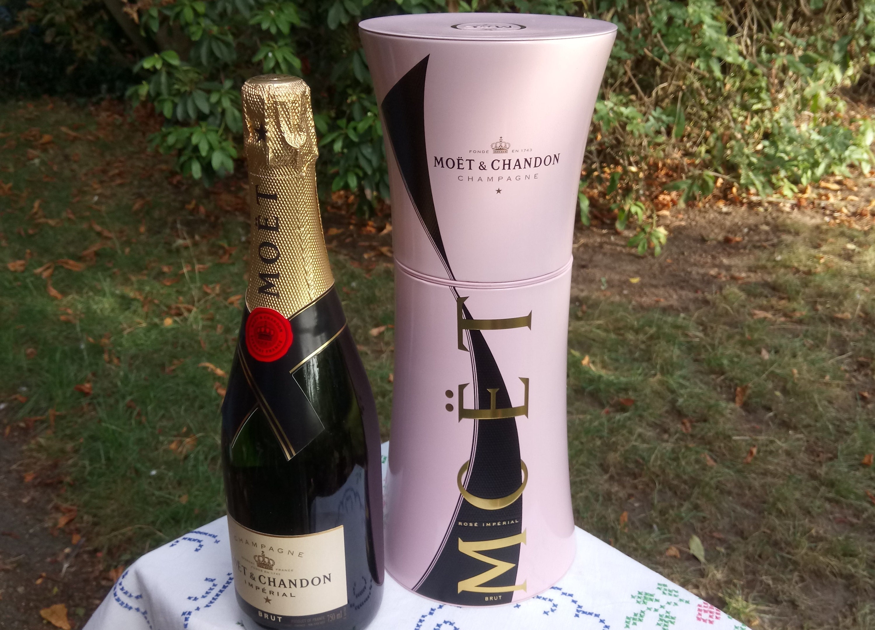 Very Rare and Unique : Moet & Chandon Valentine Pink Champagne Canister ...