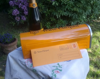 Veuve Clicnot Champagner Box in Form einer US Letter Box in sehr gutem Zustand