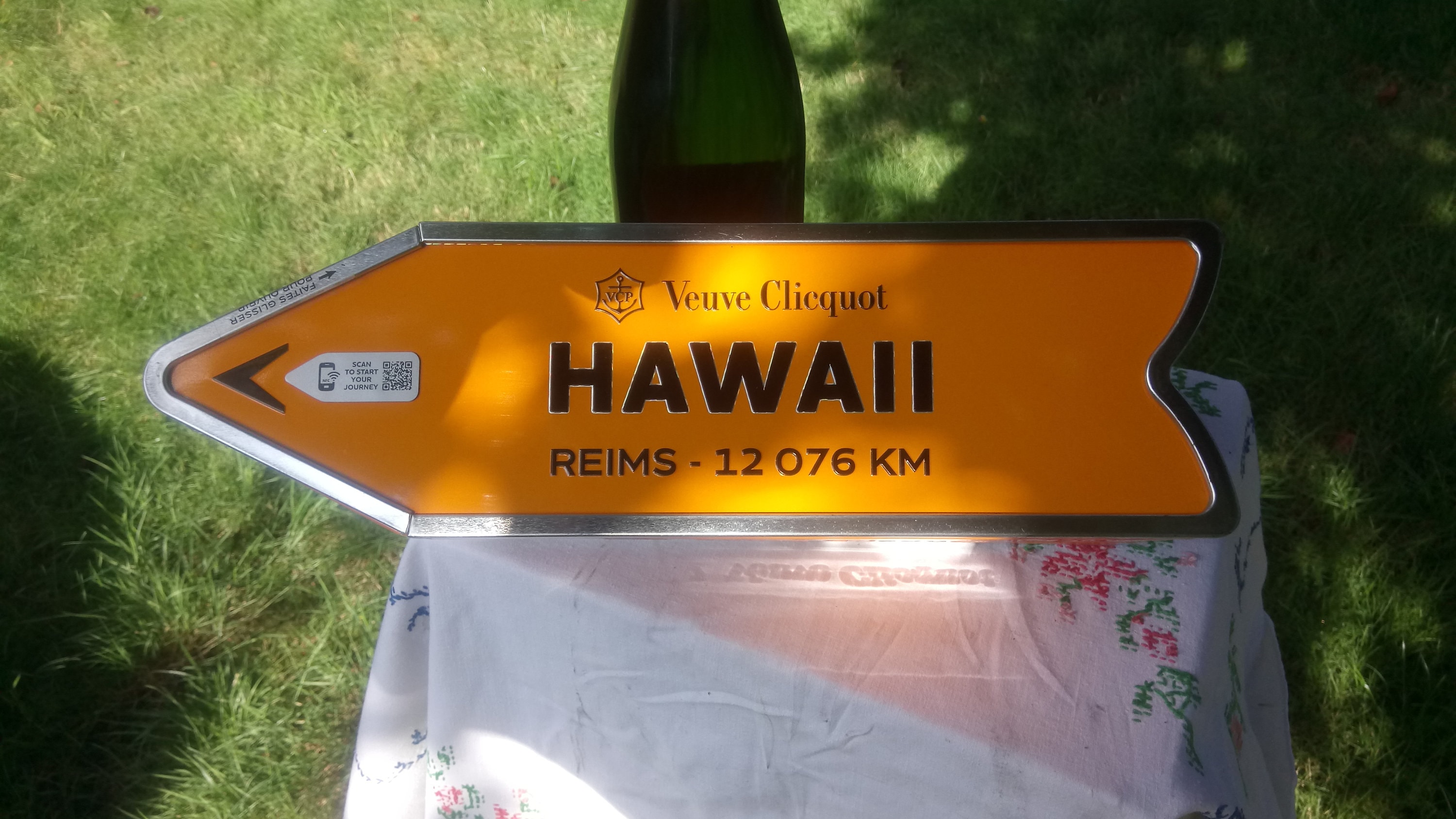 RARE : Veuve Clicquot Orange Metal Arrow Box for Champagne Bottle, HAWAII in excellent condition